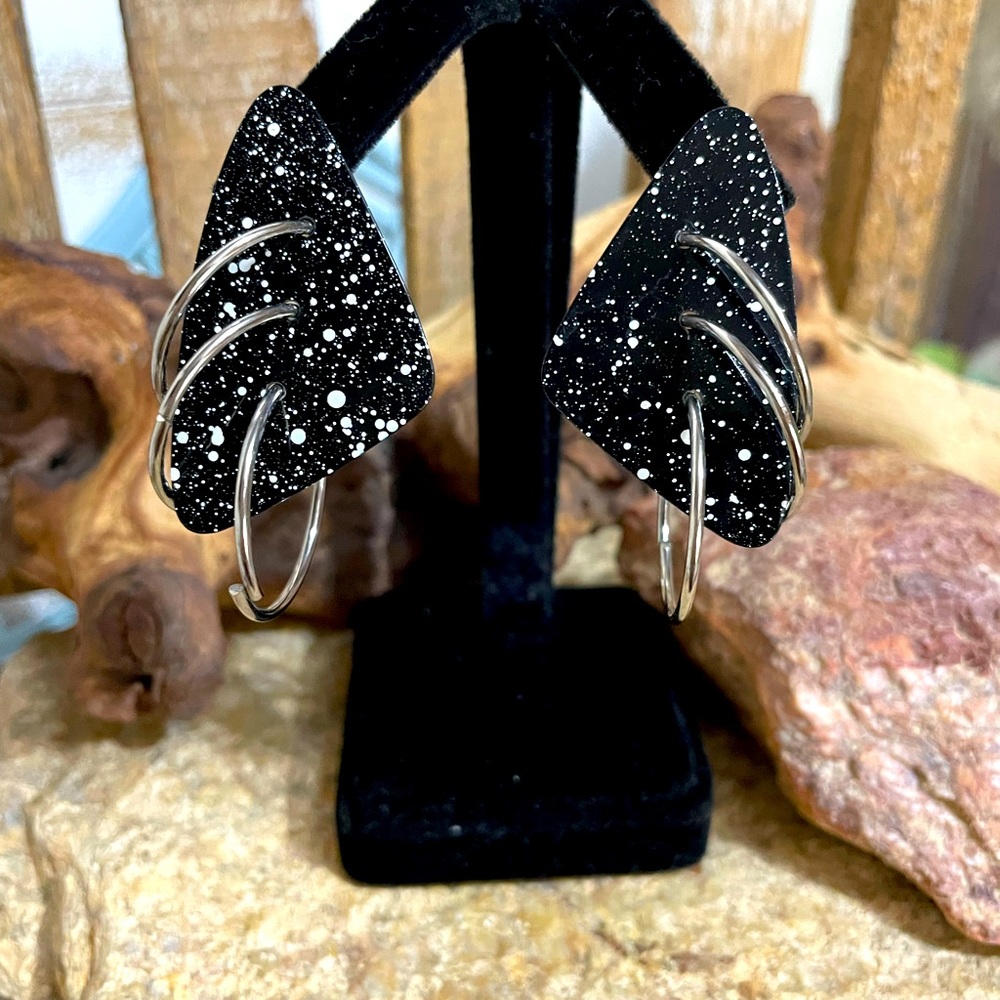 BOHO TRIANGLE GEO SHAPED METAL/RING PAINT SPLATTER EARRINGS 2” NWT! - Picture 1 of 3